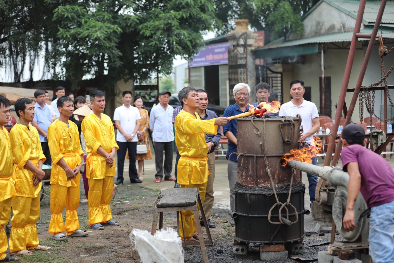 Ban Tổ chức thực hiện nghi lễ Chập lửa đúc Trống đồng “Hào khí non sông”